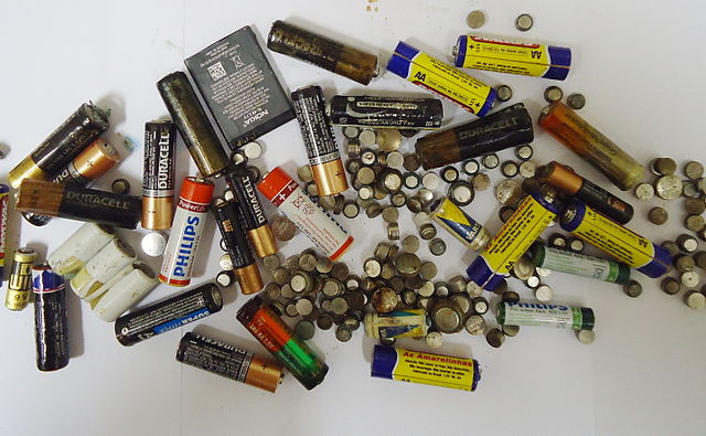 640px-Batteries_for_recycling